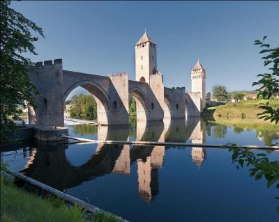 Quel pont fortifié datant de 1378 enjambe le Lot à Cahors ?