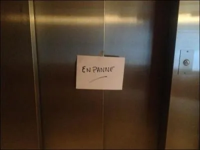 Bonjour Madame, c'est le dépannage plomberie ? - Oui ! - Oui bonjour, c'est Madame Ledoux à l'appareil, Germaine ! J'ai mon évier bouché !