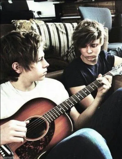 De quel instrument autre que la batterie joue Ashton ?