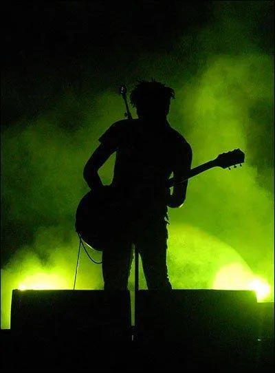 A qui appartiennent les paroles "Y a pas de haine, y a pas de roi, ni dieu ni chaîne qu'on ne combat" ?