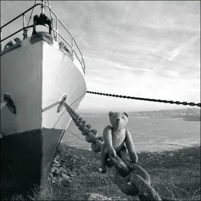 Qui chantait "Finis les longs cours, ancres et chaînes au fond de la cour, le vieux capitaine crache dans la Seine" ?