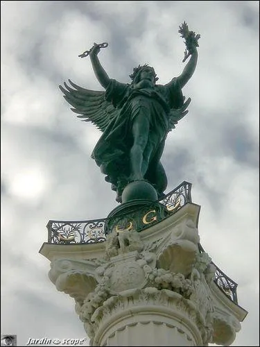 De qui sont les paroles "Toutes les chaînes brisées tomberont pour l'éternité" ?