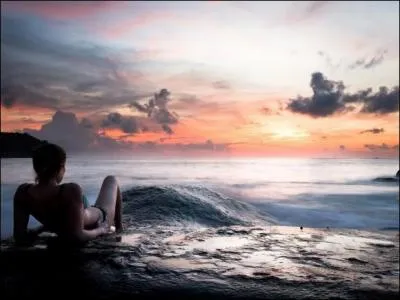 Qui demandait "Est-il vrai qu'il habite sur le port, a-t-il toujours sur lui ma chaîne en or ?" ?