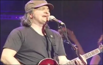 Il a écrit Cruel (il fait froid, on gèle) Un extrait de sa chanson : Farine à la pelle/ Poudrerie et même grésil/ On n'a de la mer que le sel/ Et une vague idée du Brésil/ Dis mon frère dis-moi/ La cicatrice que t'as au bras/ Est-ce le fruit du hasard/ Ou d'une agression tard le soir ?/Oui c'est qu'à la sortie du métro/Un con a braqué son couteau/ Scalpel/Juste ciel ! /  C'est :