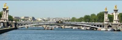 Quel est ce pont de 1900, entre le 7e et le 8e, qui célèbre l'amitié franco-russe ?