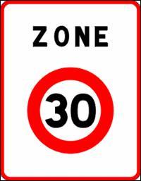 Dans cette zone 30, la vitesse des véhicules motorisés est limitée à 30 km/h. Les trottoirs sont maintenus pour les piétons. Où allez-vous traverser la chaussée ?