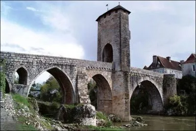 Quel est ce pont fortifié du XIIIe siècle qui enjambe le gave de Pau ?