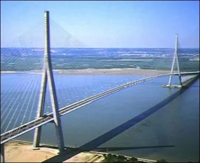 Quel est ce pont à haubans de 856 m de longueur sur la Seine ?