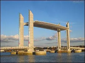 Quel est ce pont levant achevé en 2012 sur la Garonne à Bordeaux ?