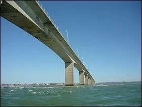 Quel est ce pont à poutres cantilever achevé en 1966 d'une longueur de
 2 862 m ?