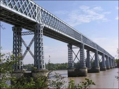 Quel est ce pont construit par Gustave Eiffel, d'une longueur de 1 545 m sur la
Dordogne ?