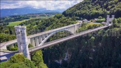 Quel est ce pont de Haute-Savoie construit en 1839 sur la rivière des Usses ?