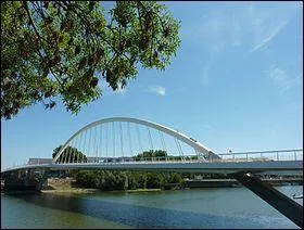 Quel ce pont de 2010, qui enjambe la Maine à Angers ?