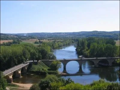 Quel est ce pont ''à angle droit''au confluent de la Vézère et de la Dordogne ?