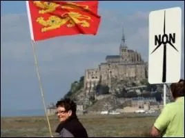 Que font ces braves personnes dans la baie du Mont-Saint-Michel alors qu'elles auraient mieux à faire en chercher des coquillages ?