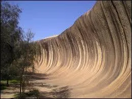 Dans quel pays la formation rocheuse appelée "Wave Rock" se trouve-t-elle ?