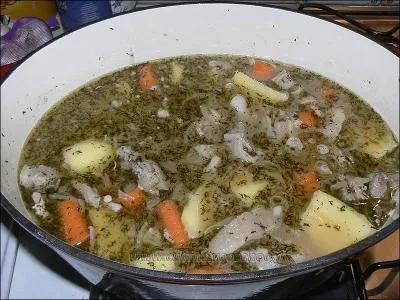 Voici un râgout typiquement stéphanois, c'est le barboton. Divers légumes, et notamment pommes de terre et carottes accompagnent la viande, quelle est cette viande avec laquelle on fait aussi le navarin ?