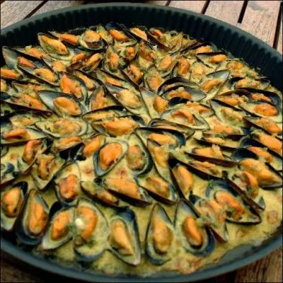 Quel est le nom de ce plat à base de moules, échalotes, préparé au beurre avec un peu de pineau ?