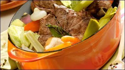 Plat de côte qui mijote avec pommes de terre, carottes et navets, c'est ...