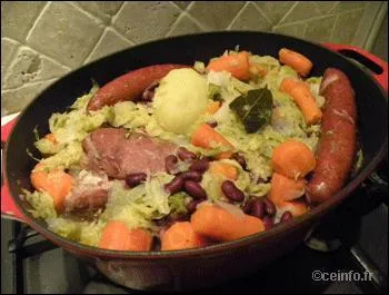 Plat à base de lard, saucisses, pommes de terre et chou qui cuisent ensemble dans de l'eau, c'est ...