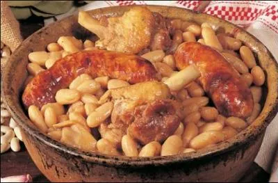 Quel est ce plat à base de haricots blancs, saucisses et confit de canard ?