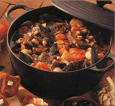 Dans cette marmite, mijote une viande très goûteuse qui a mariné dans du vin rouge durant 48 heures, quelle est cette spécialité camarguaise ?