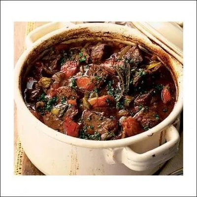 Oignons, beurre et farine sont nécessaires à la confection de ce plat. Quels ingrédients sont indispensables à la carbonnade flamande ?