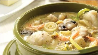 Quel est ce plat confectionné avec de la lotte (entre autres) qui est recouvert d'une sauce aïoli avant de servir ?