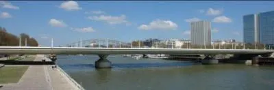 Quel est ce pont de 1996, en forme d'aile d'avion, qui est uniquement réservé au métro ?