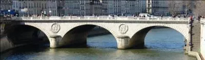 Quel est ce pont de 1857, de 62 m de longueur, qui est identique au pont au Change ?