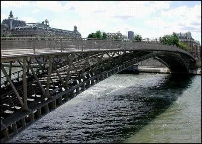 Quel est ce pont (passerelle) de 1999, qui relie le 1er au 7e, initialement appelé passerelle Solférino ?