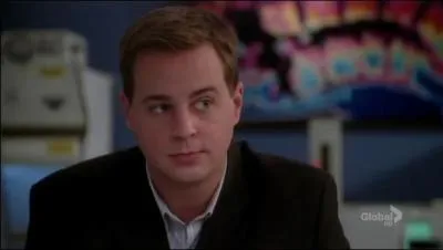 Je suis le bleu de l'équipe malgré mon ancienneté par rapport au ninja du Mossad. Je suis un as en informatique, diplômé du MIT, et souffre-douleur de mon collège cinéphile. Qui suis-je ?