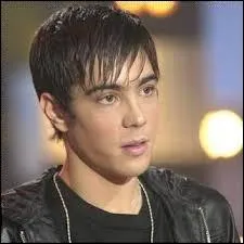 "Ou d'imprévus, avant que tout s'efface. Reviens et restons encore fidèles le temps que se détache toute ma peau de la tienne, que disparaisse ton ombre" !