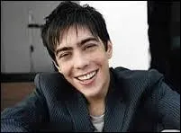 "Au crépuscule, je te rejoins, je me relève sous ton regard. Je fais le rêve d'aller plus loin, je me bouscule, te prends la main du crépuscule jusqu'au matin" !