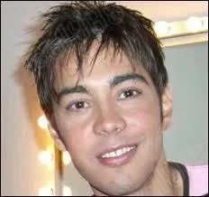 "Et tout m'entraîne, tout me détient, le tout sans chaîne, et à tes gestes et à tes yeux, à tes silences et à tes vux, tu es mon ange béni des dieux" !