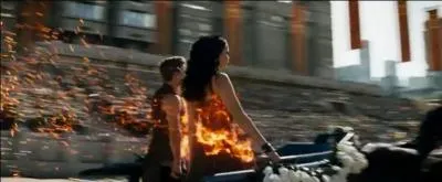 Comment est la robe de Katniss dans le 1 ?