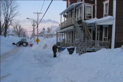 Voici un lendemain de tempête dans le petit village de Saint-Prosper. Il faut pelleter et déneiger les entrées de stationnement. C'est pourquoi le fermier a ajouté à son tracteur de ferme un instrument très pratique. Comment s'appelle cet instrument que l'on voit ici en miniature ?