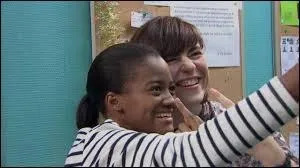 Devant le lycée, avec qui Thérèse déjeune-t-elle ?