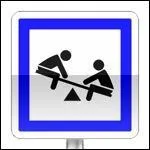 Les panneaux carrés blancs bordés de bleu ont la même signification que les carrés bleus. Ce panneau précise...