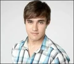 De la fin de la saison 1 au début de la saison 2, qui est Leon ?