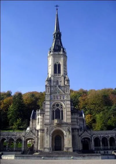 Quelle est cette basilique de 1926 à Donrèmy-la-Pucelle (Vosges) consacrée à Jeanne-d'Arc, mais initialement à Saint-Michel ?
