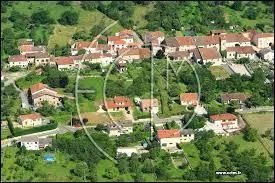 Nous survolons le village lorrain de Thélod. Nous sommes dans le département ...