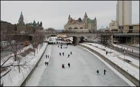 Où se situe la plus grande patinoire du monde à ce jour ? (2015)