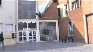 Où le lycée Émilie de Breteuil est-il situé ?