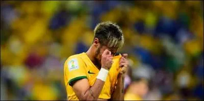 Qui est ce joueur de foot, triste parce qu'il vient d'apprendre qu'il ne participera peut-être pas à la Coupe du monde Brésil ?