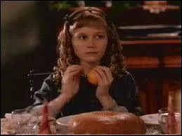 Quelle demoiselle est blonde aux cheveux frisés ?