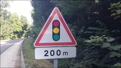 Ce panneau coloré vous prévient. Attention, danger ! À ..., se trouvent... !