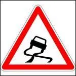 Nous voilà à la montagne ! Enfin ! Ce panneau indique que... !