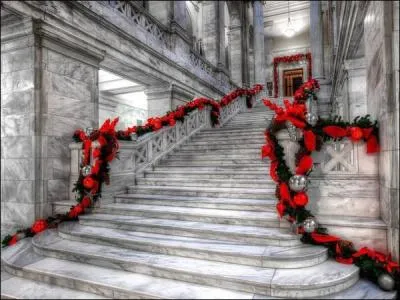 Selon les normes actuelles de la règlementation française, combien la hauteur d'une marche d'escalier ne peut-elle pas excéder, dans un bâtiment accueillant du public ?