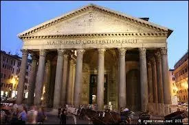 De quel monument célèbre, la façade du Panthéon reprend-elle l'architecture ?